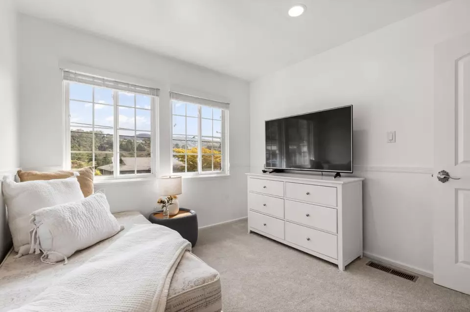 Bedroom - 1048 Banyan Way, Pacifica, CA 94044 photo 4 of 5