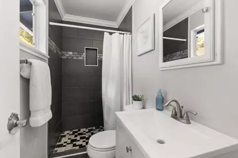 Bath - 1048 Banyan Way, Pacifica, CA 94044 photo 1 of 3
