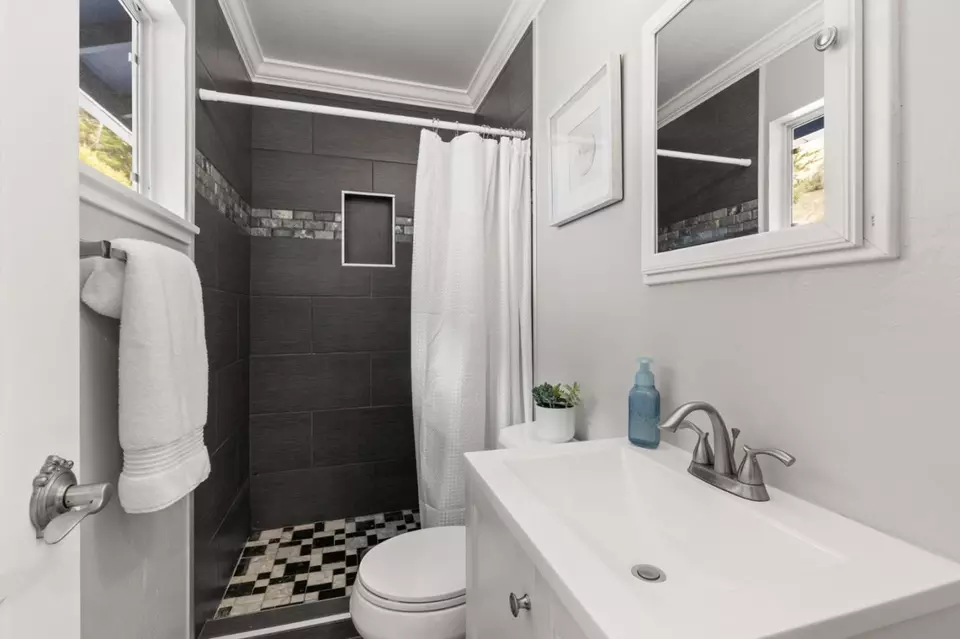 Bath - 1048 Banyan Way, Pacifica, CA 94044 photo 1 of 3