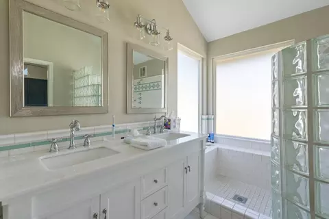 Bath - 911 Saint Ann Dr, Paso Robles, CA 93446 photo 2 of 4