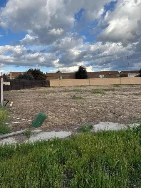 1528 Sarba Ct, Los Banos, CA 93635