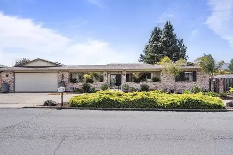 725 Ridgemark Dr, Hollister, CA 95023