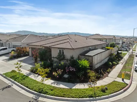2141 Wildflower Dr, Hollister, CA 95023