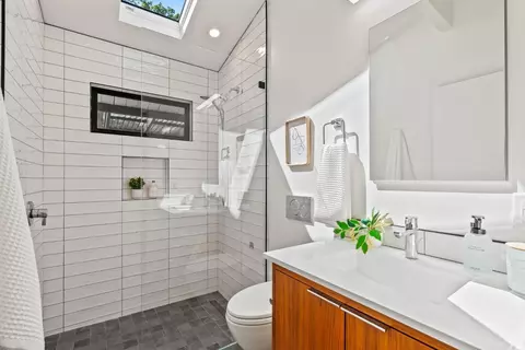 Bath - 407 Webster Dr, Ben Lomond, CA 95005 photo 1 of 2