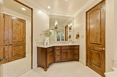 Bath - 484 Cherry Ave, Los Altos, CA 94022 photo 5 of 10