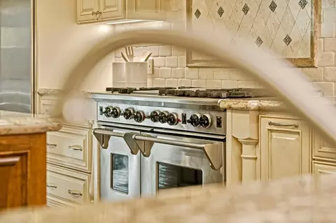 Kitchen - 484 Cherry Ave, Los Altos, CA 94022 photo 7 of 8