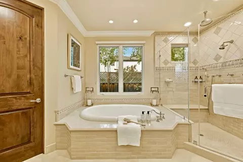 Bath - 484 Cherry Ave, Los Altos, CA 94022 photo 2 of 10