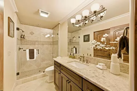 Bath - 484 Cherry Ave, Los Altos, CA 94022 photo 9 of 10
