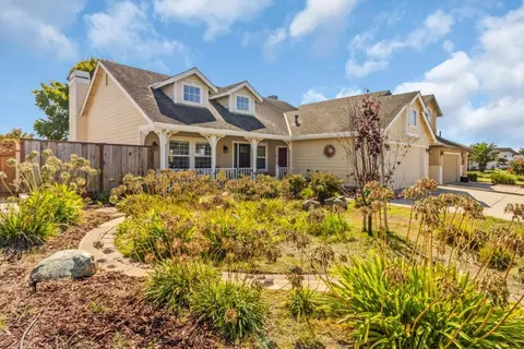 8 Bristol Cir, Salinas, CA 93906