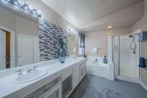 Bath - 831 Cactus Ct, Salinas, CA 93905 photo 1 of 3