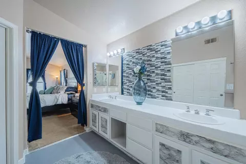 Bath - 831 Cactus Ct, Salinas, CA 93905 photo 2 of 3