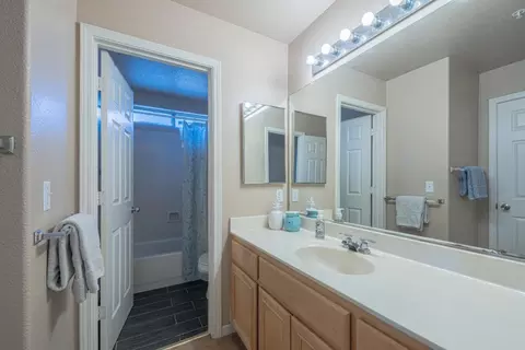 Bath - 831 Cactus Ct, Salinas, CA 93905 photo 3 of 3