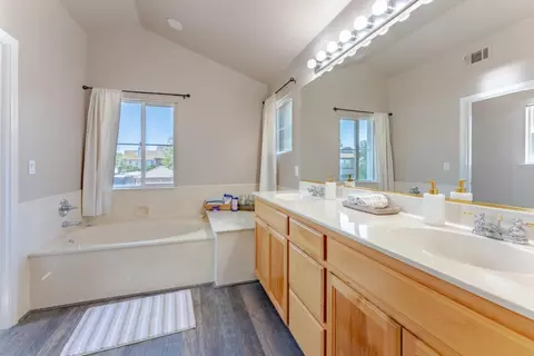 Bath - 769 Dody, Manteca, CA 95337 photo 3 of 5