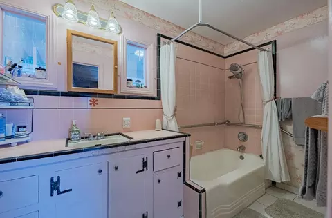 Bath - 905 W Blanco Rd, Salinas, CA 93908 photo 1 of 1