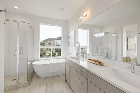 Bath - 817 Fassler Ave, Pacifica, CA 94044 photo 2 of 4