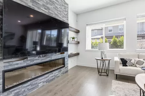 Living - 17214 Bowling Ct, Lathrop, CA 95330 photo 4 of 7
