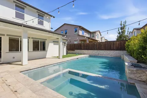 Exterior - 17214 Bowling Ct, Lathrop, CA 95330 photo 12 of 14