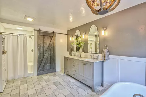Bath - 180 San Benancio Rd, Salinas, CA 93908 photo 2 of 4