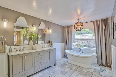 Bath - 180 San Benancio Rd, Salinas, CA 93908 photo 1 of 4