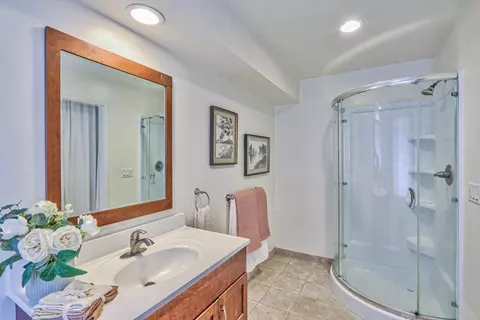 Bath - 180 San Benancio Rd, Salinas, CA 93908 photo 3 of 4
