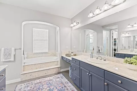 Bath - 2846 Roundstone Dr, Gilroy, CA 95020 photo 5 of 6