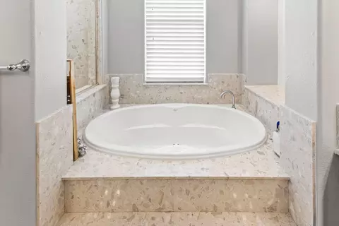 Bath - 2846 Roundstone Dr, Gilroy, CA 95020 photo 6 of 6