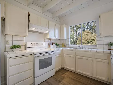 Kitchen - 538 Cuesta Dr, Aptos, CA 95003 photo 3 of 4
