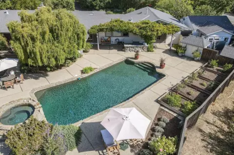 135 Meadowood Dr, Portola Valley, CA 94028