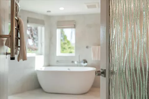 Bath - 433 Seaview Dr, Aptos, CA 95003 photo 1 of 9