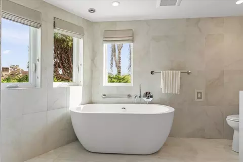 Bath - 433 Seaview Dr, Aptos, CA 95003 photo 2 of 9