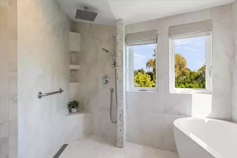 Bath - 433 Seaview Dr, Aptos, CA 95003 photo 4 of 9