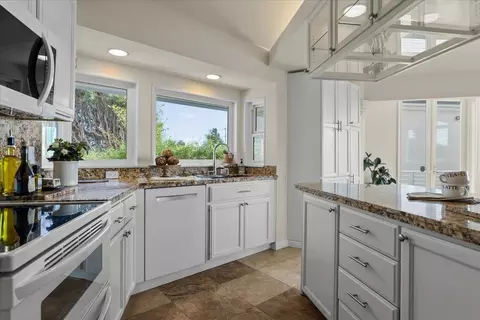 Kitchen - 433 Seaview Dr, Aptos, CA 95003 photo 3 of 4