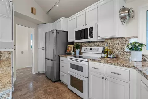 Kitchen - 433 Seaview Dr, Aptos, CA 95003 photo 4 of 4