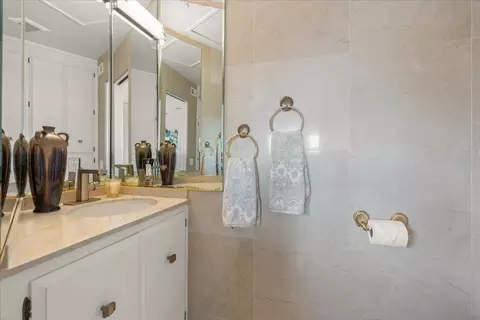 Bath - 433 Seaview Dr, Aptos, CA 95003 photo 8 of 9