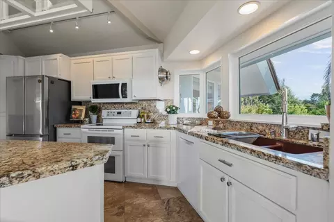 Kitchen - 433 Seaview Dr, Aptos, CA 95003 photo 2 of 4