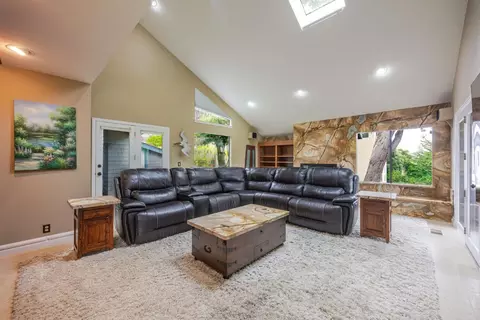 Living - 15 Ashdown Pl, Half Moon Bay, CA 94019 photo 5 of 7