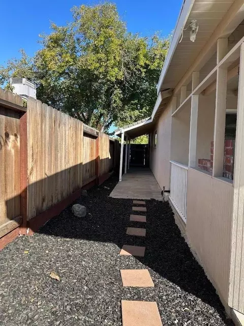Exterior - 130 E 21st St, Tracy, CA 95376 photo 6 of 6
