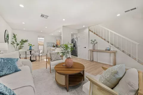 220 Red Oak Dr B, Sunnyvale, CA 94086