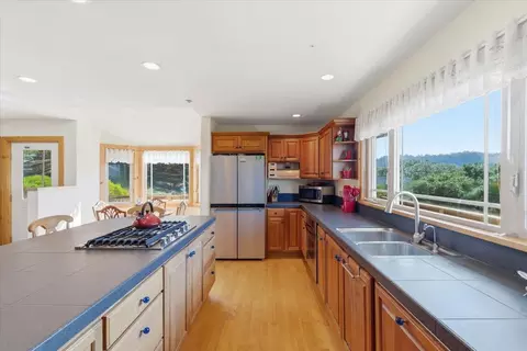 Kitchen - 1175 Eagle Hill Rd, Royal Oaks, CA 95076 photo 2 of 8