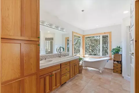 Bath - 1175 Eagle Hill Rd, Royal Oaks, CA 95076 photo 3 of 6