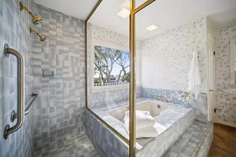 Bath - 2830 14th Ave, Carmel, CA 93923 photo 4 of 6