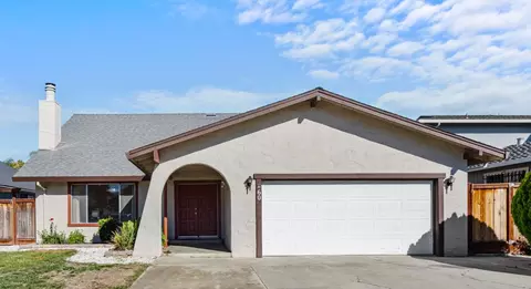 60 Knight Ln, Hollister, CA 95023