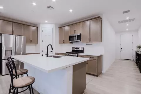 Entry Way - 554 Pleasant Dr, Lathrop, CA 95330 photo 5 of 8
