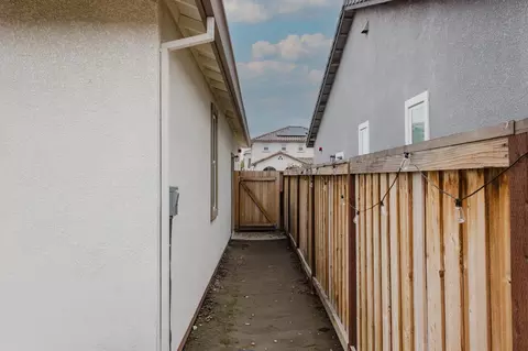 Entry Way - 554 Pleasant Dr, Lathrop, CA 95330 photo 1 of 8