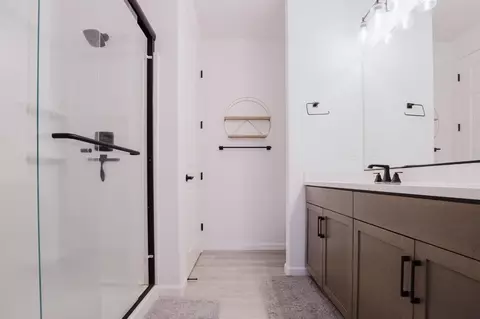 Bath - 554 Pleasant Dr, Lathrop, CA 95330 photo 2 of 6