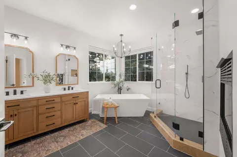 Bath - 2360 Sunflower Cir, Gilroy, CA 95020 photo 6 of 6