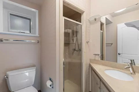 Bath - 1020 Everglades Dr, Pacifica, CA 94044 photo 3 of 3
