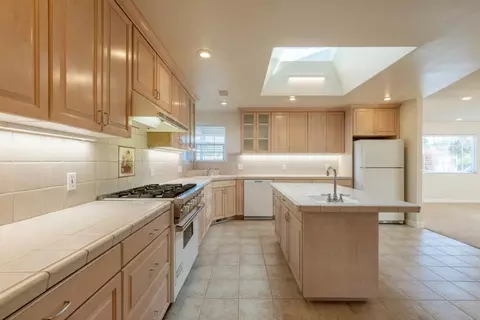 140 John St, Monterey, CA 93940