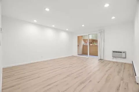 Living - 1033 Crestview Dr 207, Mountain View, CA 94040 photo 4 of 7