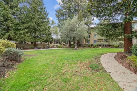 Exterior - 1033 Crestview Dr 207, Mountain View, CA 94040 photo 4 of 5